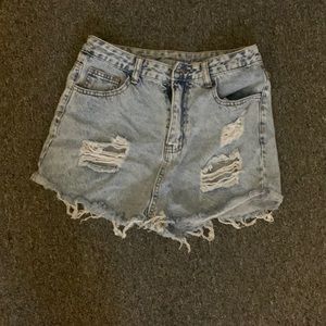 Distressed shorts, light wash